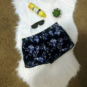🌿 3 for $15 Navy floral print shorts